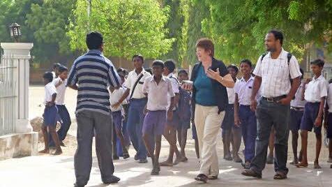 Claudia Diez (Mitte) und Pfarrvikar Murphy Anthonyraj (rechts) besuchen ein Dorf bei Tiruchirapalli.