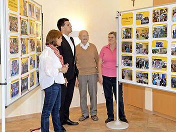 Rektorin Birgit Reiter mit Bürgermeister Jonas Merzbacher, Altbürgermeister Michael Arneth und Gemeindearchivarin Maria Köppl (von links) in einem Teil der Gundelsheimer Ausstellung zum Jubiläum 50 Jahre Schule und Schulleben. Fotos: Ronald Rinklef