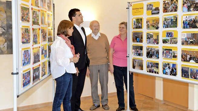 Rektorin Birgit Reiter mit Bürgermeister Jonas Merzbacher, Altbürgermeister Michael Arneth und Gemeindearchivarin Maria Köppl (von links) in einem Teil der Gundelsheimer Ausstellung zum Jubiläum 50 Jahre Schule und Schulleben. Fotos: Ronald Rinklef