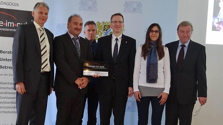 Die Eberner Realschule wird für hervorragende Chorklassenarbeit ausgezeichnet (von links): Prof. Wolfgang Pfeiffer (Universität Erlangen-Nürnberg), Bernd Schmidt, Heiko Müller, Hartmut Weis, Tanja Lorenz und Ministerialrat Michael Weidenhiller.