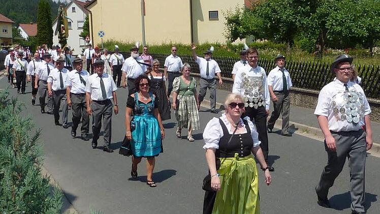 Zahlreiche Schützenvereine zeigten Flagge in Stockheim.  Foto: Gerd Fleischmann