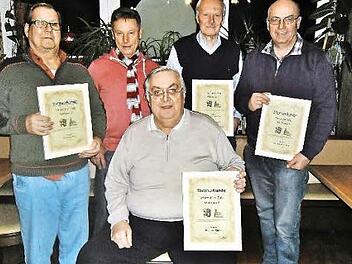 Für besondere Verdienste verlieh der Trimm-Dich-Club Manfred Lindner (Zweiter von rechts) die Ehrenmitgliedschaft. Für 40-jährige Verbundenheit ausgezeichnet wurde Henning Abel (links), während Karl-Heinz Rehm (rechts) und Herbert Müller (sitzend) den Freizeitsportlern seit 25 Jahren die Treue halten. Vorsitzender Bernhard Kraus (Zweiter von links) überreichte Urkunden. Foto: Bernd Kleinert