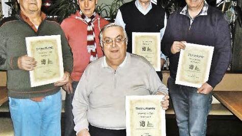 Für besondere Verdienste verlieh der Trimm-Dich-Club Manfred Lindner (Zweiter von rechts) die Ehrenmitgliedschaft. Für 40-jährige Verbundenheit ausgezeichnet wurde Henning Abel (links), während Karl-Heinz Rehm (rechts) und Herbert Müller (sitzend) den Freizeitsportlern seit 25 Jahren die Treue halten. Vorsitzender Bernhard Kraus (Zweiter von links) überreichte Urkunden. Foto: Bernd Kleinert
