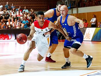 Der Neu-Bamberger Maodo Lo zieht am Ukrainer Ruslan Otverchenko vorbei zum Korb. Foto: Daniel Löb/dpa