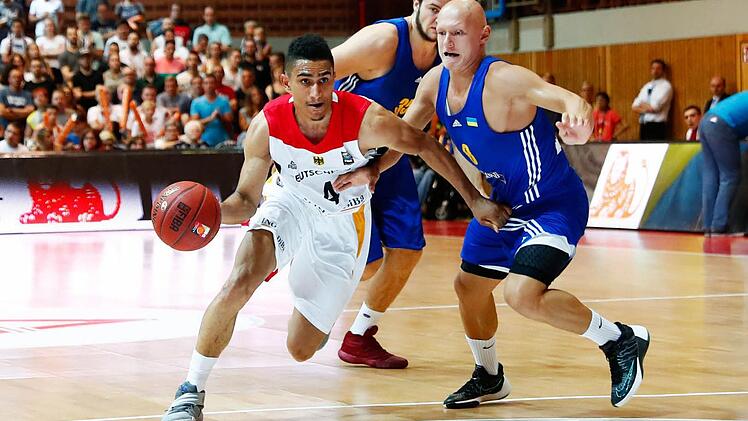 Der Neu-Bamberger Maodo Lo zieht am Ukrainer Ruslan Otverchenko vorbei zum Korb. Foto: Daniel Löb/dpa