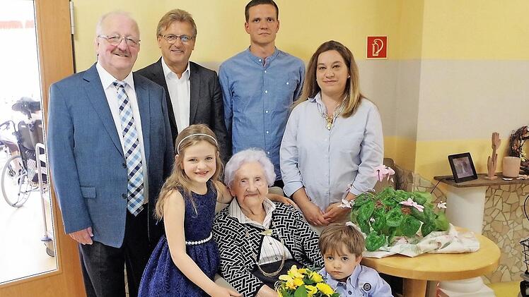 Der Stellvertreter des Landrats, Bernd Steger, Bürgermeister Rainer Detsch, Florian Sommerfeld, Enkelin Danjana sowie die Urenkel Nick und Lovisa gratulierten.  Foto: Gerd Fleischmann