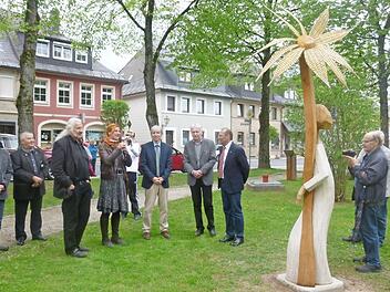 Bei der "Liebeserkl&auml;rung": Dritter von links Ingo Cesaro, nach rechts Bildhauerin Judith Franke, Regierungsvizepr&auml;sident Thomas Engel, Sponsor Paul Raab und 2. B&uuml;rgermeister Stephanus Neubauer Foto: privat