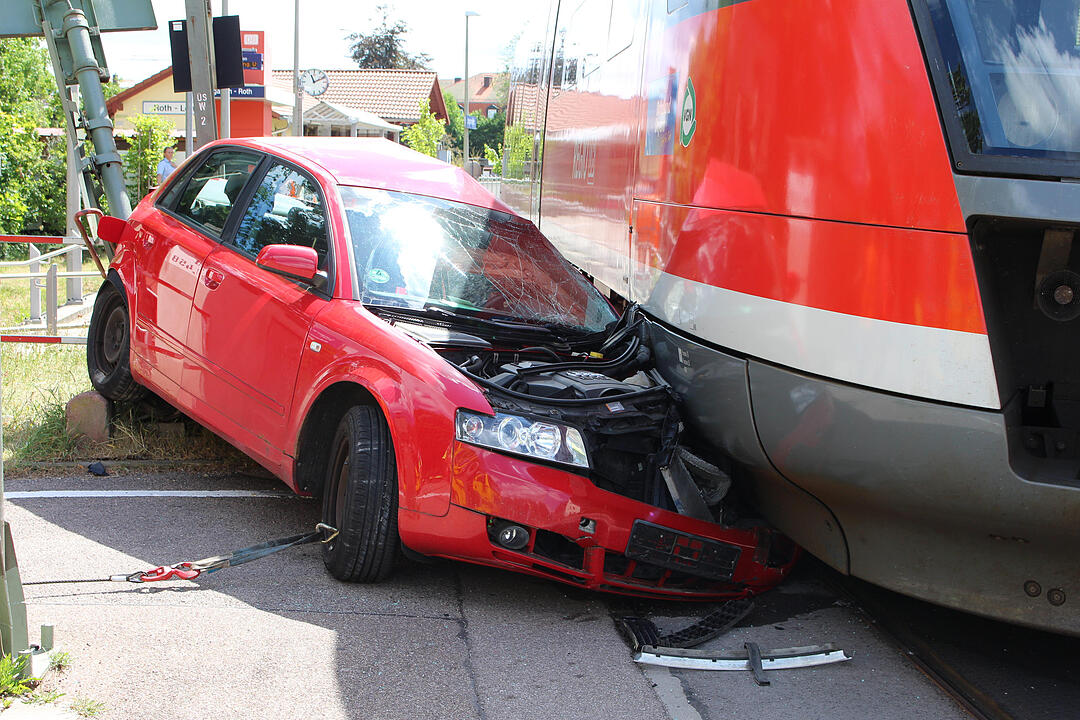Warnleuchten Ÿbersehen: Auto wird von Zug erfasst - Fahrer erleidet schwerste Verletzungen - Bahnstrecke fŸr lŠngere Zeit gesperrt - Gutachter eingesetzt
