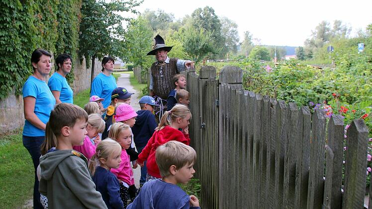 Hotzenplotz weist auf das Feenkraut hin. Foto: Bettina Knauth