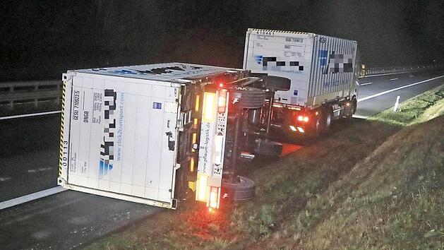 Auf der A&nbsp;73 bei Zapfendorf ist am Mittwochmorgen ein Gliederzug umgest&uuml;rzt. Der Lkw-Fahrer war aus Unachtsamkeit ins rechte Seitenbankett geraten. Foto: NEWS5 / Merzbach