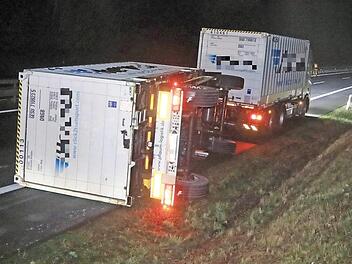 Auf der A&nbsp;73 bei Zapfendorf ist am Mittwochmorgen ein Gliederzug umgest&uuml;rzt. Der Lkw-Fahrer war aus Unachtsamkeit ins rechte Seitenbankett geraten. Foto: NEWS5 / Merzbach