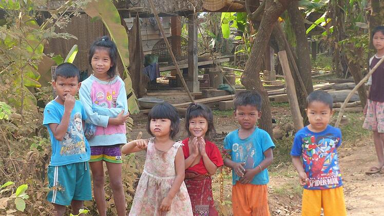 Wie hier in Laos kommen überall die Kinder beim Anblick der Radler gelaufen.privat