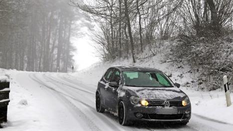 Auf den schneeglatten Fahrbahnen geraten die Autofahrer auch mal auf die Gegenfahrbahn ...