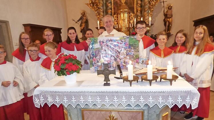 Ein Bild erinnert an die Schar der Ministranten.