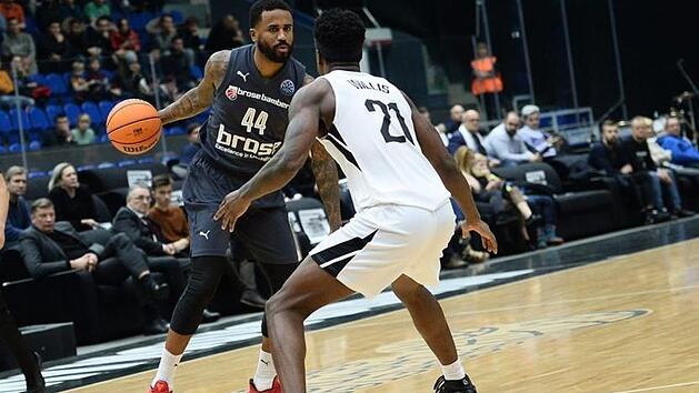 Bryce Taylor (links), der hier versucht, an Darrlyn Willis vorbeizuziehen, war mit 14 Punkten bester Bamberger Korbsch&uuml;tze. Foto: bck