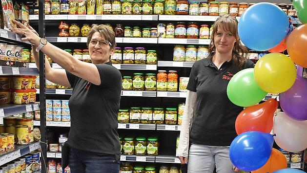 Brigitte W&ouml;lfel (links) und Verk&auml;uferin Simone r&auml;umen Regale ein. Foto: Petra Malbrich