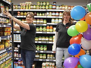 Brigitte Wölfel (links) und Verkäuferin Simone räumen Regale ein. Foto: Petra Malbrich