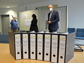 Sieben Ordner, prall gefüllt: So umfangreich sind die Unterlagen für das Planfeststellungsverfahren zur Südumgehung.