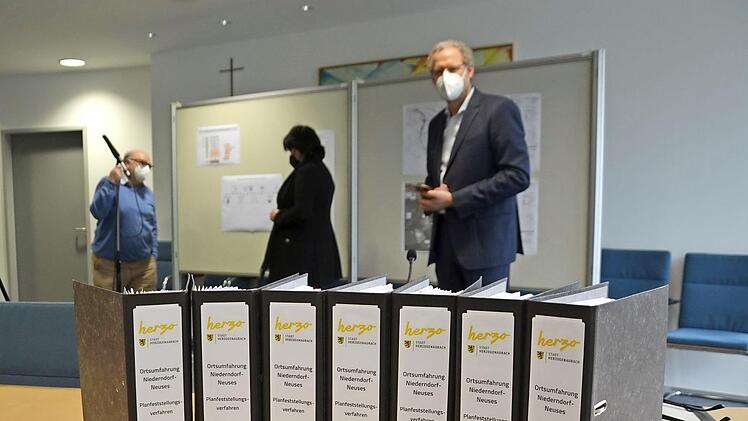 Sieben Ordner, prall gefüllt: So umfangreich sind die Unterlagen für das Planfeststellungsverfahren zur Südumgehung.