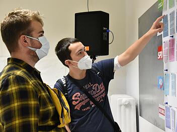 Christopher und Julian wussten schon, was sie wählen wollten. Dennoch haben sie sich nochmals ausführlich  informiert. Foto: Uschi Prawitz