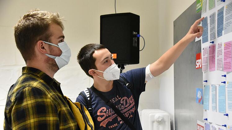 Christopher und Julian wussten schon, was sie wählen wollten. Dennoch haben sie sich nochmals ausführlich  informiert. Foto: Uschi Prawitz