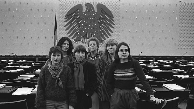 Auch die Fraktionssprecherinnen der Grünen im Bundestag 1984 hatten ihre Kämpfe zu kämpfen, von links: Heidemarie Dann, Annemarie Borgmann, Antje Vollmer, Erika Hickel, Waltraud Schoppe und Christa Nickels.