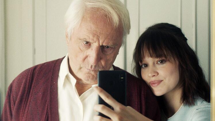 Marija (Emilia Sch&uuml;le) gelingt es, einen Zugang zu Curt (G&uuml;nther Maria Halmer) zu finden, der l&auml;ngst in seiner eigenen Welt lebt.