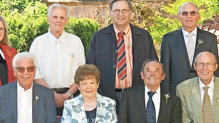 Diese Gl&auml;ubige begingen diamantene und eiserne Konfirmation.
