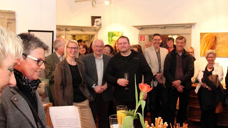 Viele Gäste lauschen.