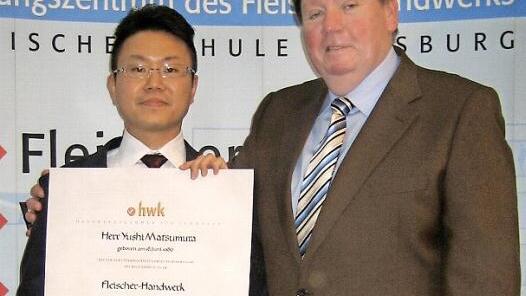 Yushi Matsumura und sein Chef Heinz Ohnemüller nach der Verleihung der Meisterurkunde.  Foto: TEA