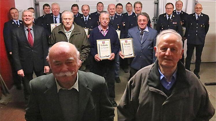 17 Feuerwehrleute wurden jetzt für 25 bis zu 60 Jahre Treue geehrt. Vorne (von links): Christian Glück und Heinrich Morper. Foto: Gerd Schaar
