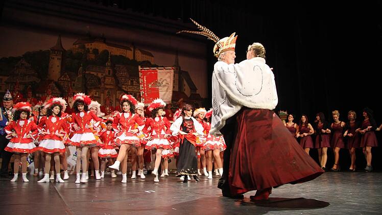 Das Prinzenpaar Hans und Barbara Beyer eröffnete die Prunksitzung mit dem traditionellen Königswalzer. Foto: Sonja Adam