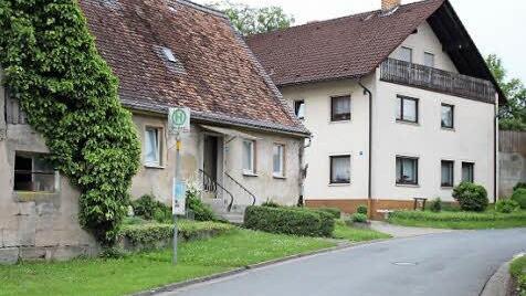 An der Hauptstraße steigen die Schüler in den Bus nach Höchstadt und hier ist auch das neue Buswartehaus geplant. Derzeit suchen sie bei schlechtem Wetter Schutz unter dem Vordach des benachbarten Hauses.  Foto: Evi Seeger