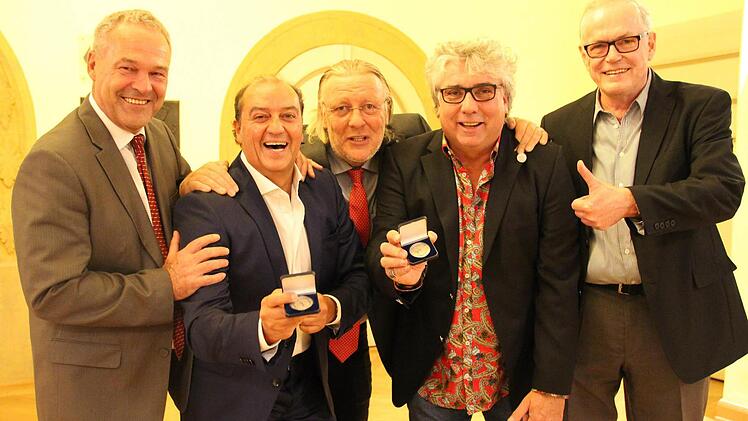 Die Festival-Begründer mit ihren "Ersthelfern" (von links): Frank Rebhan (damals Pressesprecher der Stadt Coburg), Rolf Beyersdorf, Norbert Kastner (damals Oberbürgermeister von Coburg), Christof Pilarzyk und Alois Schnitzer (damals Pressesprecher der HUK-Coburg). Foto: Oliver Schmidt