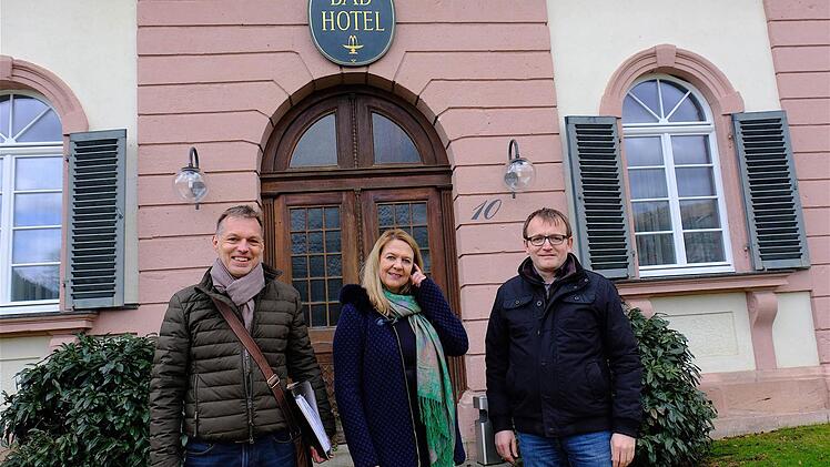 Zufrieden mit dem Fortschritt sind Architekt Stefan Richter, Kurdirektorin Andrea Schallenkammer und technischer Leiter Thomas Gunkel. Foto: Gerd Schaar