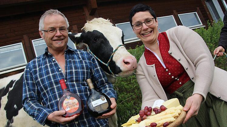 Lust auf Genuss haben Wolfgang Wanner (Rinderzuchtverband Franken) und Rinderzüchterin Christine Löb - und, wie man deutlich sieht, auch Vierbeinerin "Stern". Foto: Diana Fuchs