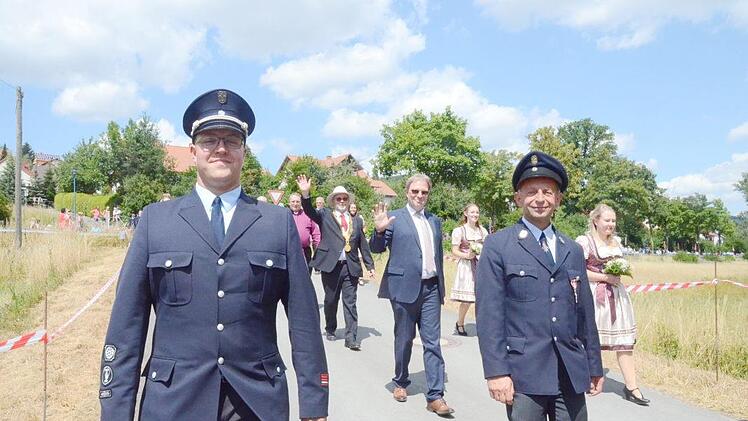 Die Bilder zeigen: Impressionen vom großen Festzug der FF Thonberg zum 125. Jubiläum. 1) Vorstand der FF Thonberg, Gerhard Popp, Ehrendamen, Schirmherr und Landrat Klaus Löffler und Bürgermeister Egon Herrmann.