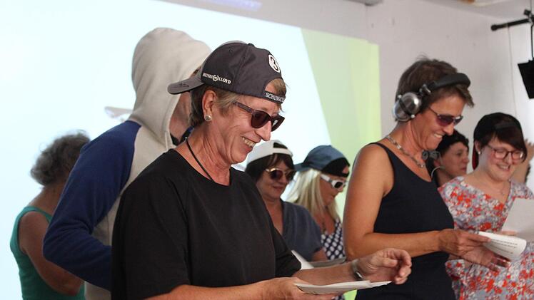 Stilecht präsentierten die Lehrer ihren Rap.  Foto: Yannick Hupfer