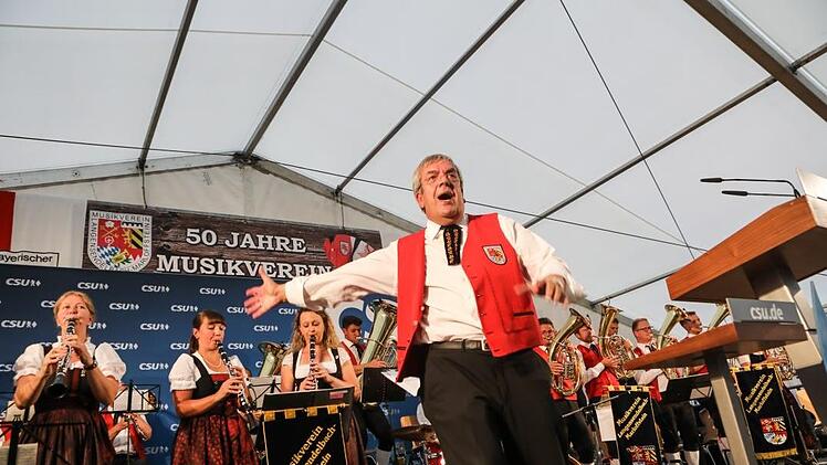 Dirigent Herfried Schuster übertrug seine Begeisterung und die seiner Musiker auf die Besucher im Festzelt.