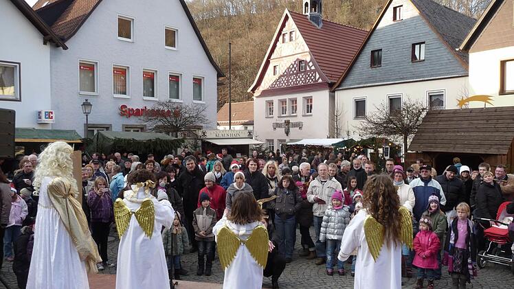 Die Weihnachtsengelchen treten mit dem Christkind auf dem Adventsmarkt in Wirsberg auf.Foto: Archiv/Werner Reissaus