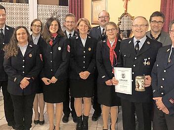 Zahlreiche Mitglieder wurden für langjährigen Feuerwehrdienst ausgezeichnet: Walter Martin (Zweiter von rechts) leistete 40 Jahre Dienst in der Wehr und wurde auf eigenen Wunsch aus dem aktiven Dienst durch den Kommandanten Matthias Götz (rechts) verabschiedet.  Foto: Michael Stelzner