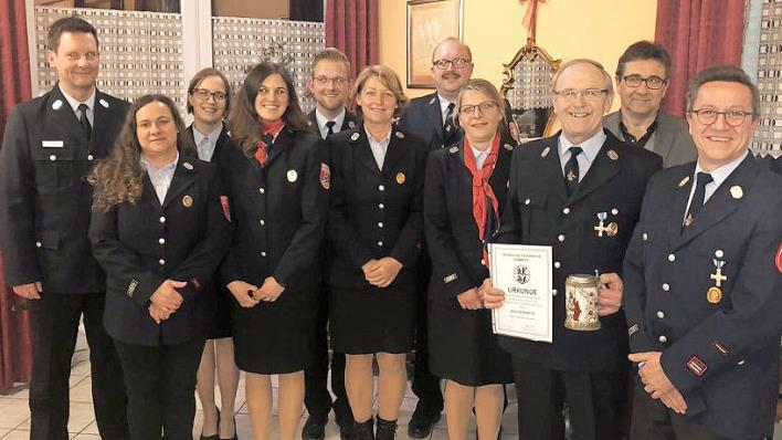 Zahlreiche Mitglieder wurden für langjährigen Feuerwehrdienst ausgezeichnet: Walter Martin (Zweiter von rechts) leistete 40 Jahre Dienst in der Wehr und wurde auf eigenen Wunsch aus dem aktiven Dienst durch den Kommandanten Matthias Götz (rechts) verabschiedet.  Foto: Michael Stelzner