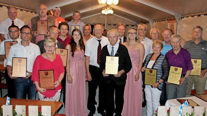 Die geehrten Vorstands- und Ausschussmitglieder des 1. FC Hirschfeld mit Landrat Klaus Löffler und Josef Förtsch (Mitte), dem einzigen noch lebenden Gründungsmitglied.  Fotos: Veronika Schadeck