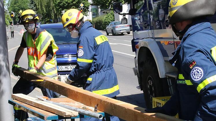 THW-Mitarbeiter bereiten die Gebäudeabsicherung vor.  Foto: Michael Stelzner