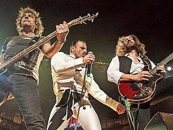 Steht da nicht Freddy Mercury auf der Bühne? Es ist Leadsänger Sonny Ensabella, der mit der Band QueenMania den monumentalen Queen-Sound in Perfektion zurück auf die Bühne bringt – in Neustadt am 15. Oktober.