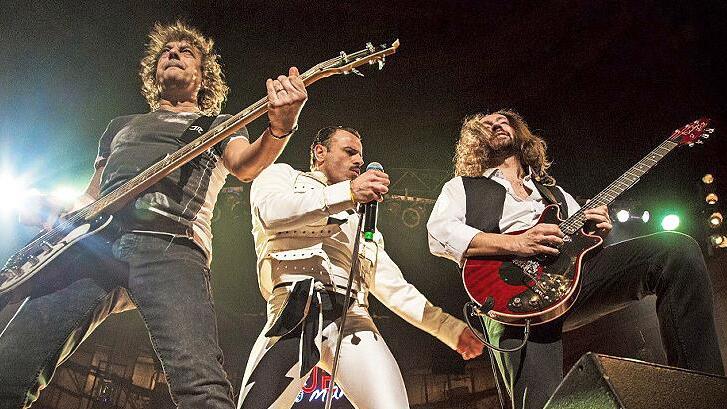 Steht da nicht Freddy Mercury auf der Bühne? Es ist Leadsänger Sonny Ensabella, der mit der Band QueenMania den monumentalen Queen-Sound in Perfektion zurück auf die Bühne bringt – in Neustadt am 15. Oktober.