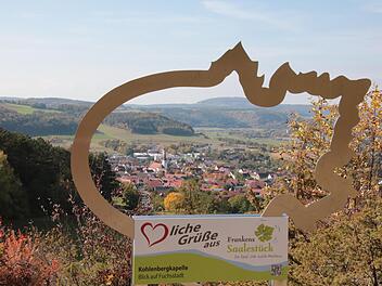Der Blick auf Fuchsstadt mit Saaletal und Sodenberg erwartet die Wanderer am Traumplatz Kohlenbergkapelle.