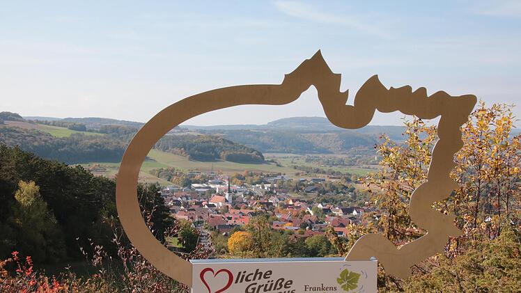 Der Blick auf Fuchsstadt mit Saaletal und Sodenberg erwartet die Wanderer am Traumplatz Kohlenbergkapelle.