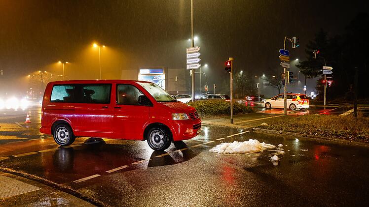 Nach Kollision mit VW-Bus – Fußgängerin lebensbedrohlich am Kopf verletzt