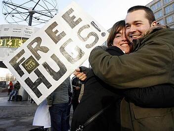 Einfach mal in den Arm nehmen: Am Umarmungstag (21. Januar) ist das besonders erwünscht. Foto: dpa